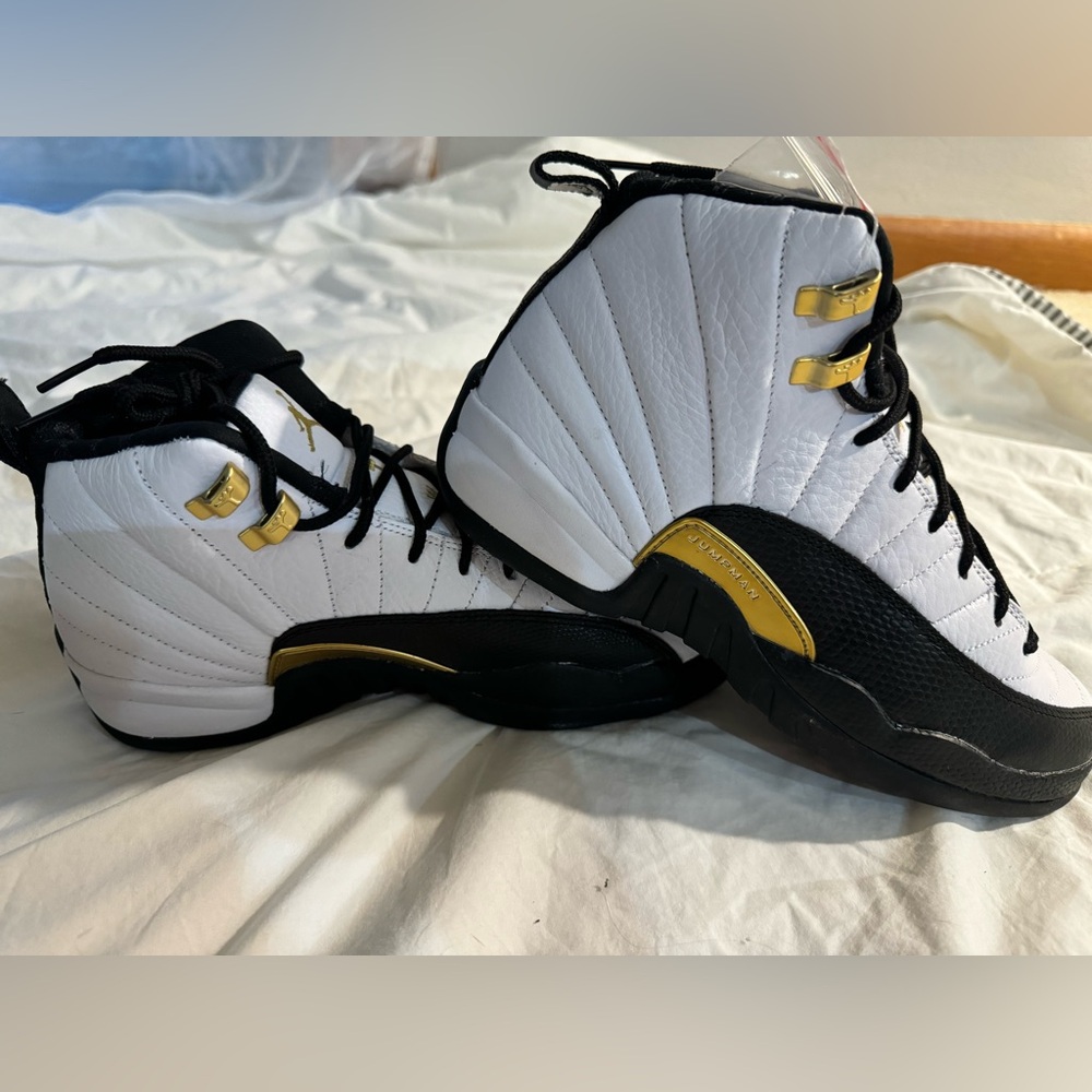 Air Jordan 12 Retro (GS) size 6.5Y